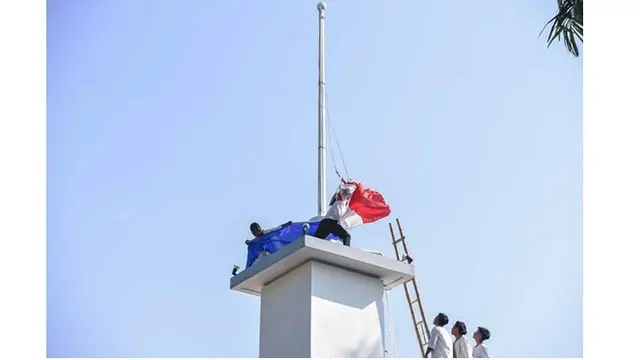 Suasana penyobekan bendera Belanda terasa sangat khidmat dan haru.
