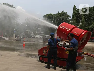 Petugas pemadam kebakaran mengoperasikan robot damkar jenis LUF 60 di kantor PKP DKI Jakarta, Kamis (13/2/2020). Robot damkar jenis LUF 60 seharga RP 8 miliar tersebut berfungsi untuk menyedot asap dan masuk lorong atau gang. (Liputan6.com/Herman Zakharia)