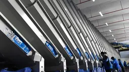 Pekerja ZTO Express memilah paket menurut tujuan pengirimannya di kawasan logistik tingkat provinsi di Wilayah Longli, Provinsi Guizhou, China pada 10 November 2020. Perusahaan-perusahaan logistik bersiap menyambut musim belanja "11.11" di China. (Xinhua/Dai Tianfang)