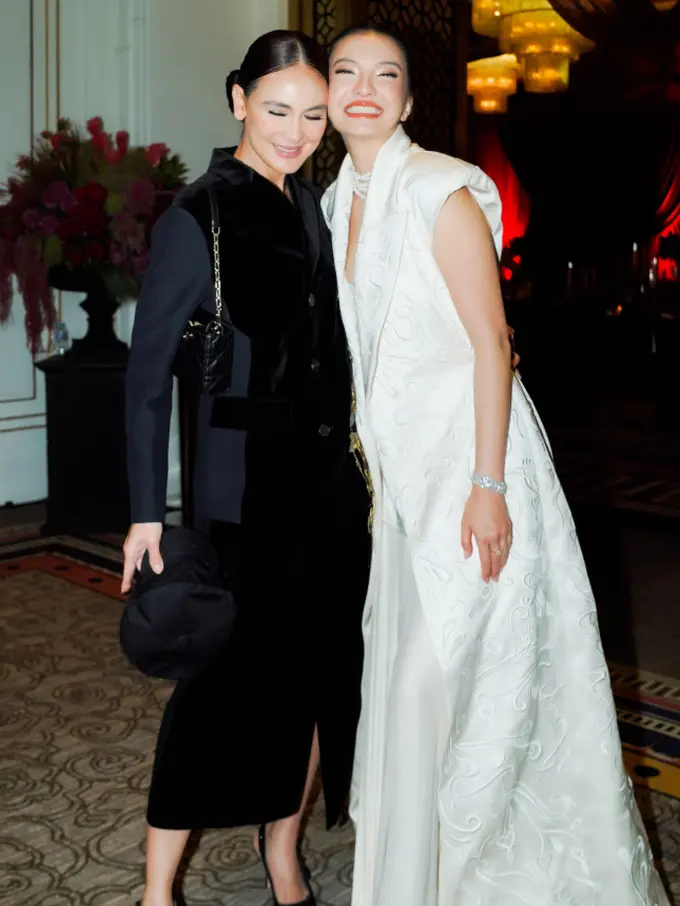 Luna Maya Serahkan Jabatan Presiden Jomblo Indonesia ke Raline Shah, Tampil Glamor dengan Busana yang Kontras