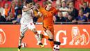 Gelandang Montenegro, Drasko Bozovic (kiri) bersaing dengan gelandang timnas Belanda Frenkie de Jong pada laga lanjutan kualifikasi Piala Dunia 2022 di Stadion Phillips, Minggu (5/8/2021) dini hari WIB. Belanda menggilas Montenegro empat gol tanpa balas. (MAURICE VAN STEEN/ANP/AFP)