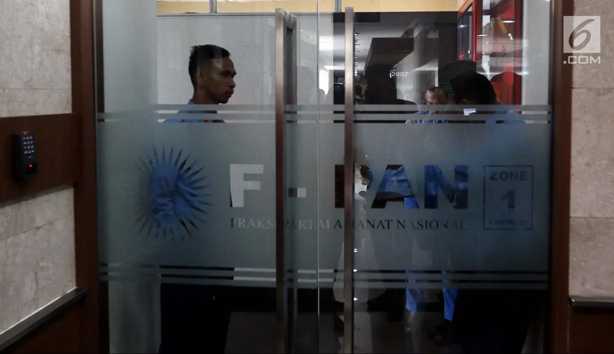 Petugas Pamdal DPR menjaga ruang Fraksi Partai Amanat Nasional (F-PAN) usai penemuan bekas tembakan peluru di Lantai 10 Gedung Nusantara I, Jakarta, Rabu (17/10). Bekas peluru diduga berasal dari tembakan salah sasaran. (Liputan6.com/JohanTallo)