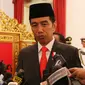 Presiden Joko Widodo (Jokowi) memberikan keterangan kepada wartawan perihal insiden yang menimpa penyidik KPK, Novel Baswedan di Istana Merdeka, Jakarta, Selasa (11/4). Jokowi mengutuk keras penyerangan terhadap Novel Baswedan. (Liputan6.com/Angga Yuniar)