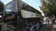 Bus tingkat wisata usai menurunkan penumpang di Jalan Merdeka Selatan, Jakarta, Minggu (15/5). Gubernur DKI, Basuki 'Ahok' TJahaja Purnama berencana menambah 25 unit bus tingkat guna memudahkan sarana transportasi masyarakat. (Liputan6.com/Faizal Fanani)