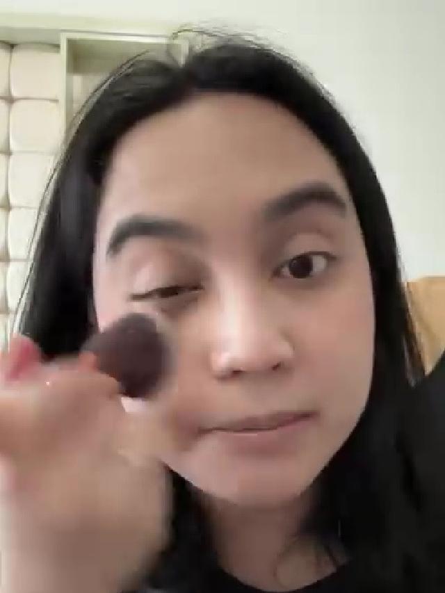 Tips Makeup Antimenor dengan Blush On Rp60 Ribuan Ala Rachel Amanda (credit: instagram/auroramanda95