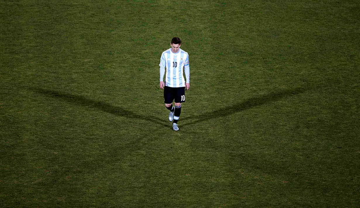 Gelandang Argentina, Lionel Messi, tampak murung usai kalah melawan Chile pada partai final Copa America di Stadion National, Chile. Peraih empat titel Ballon d’Or itu kembali gagal berprestasi bersama negaranya. (Reuters/Ricardo Moraes)