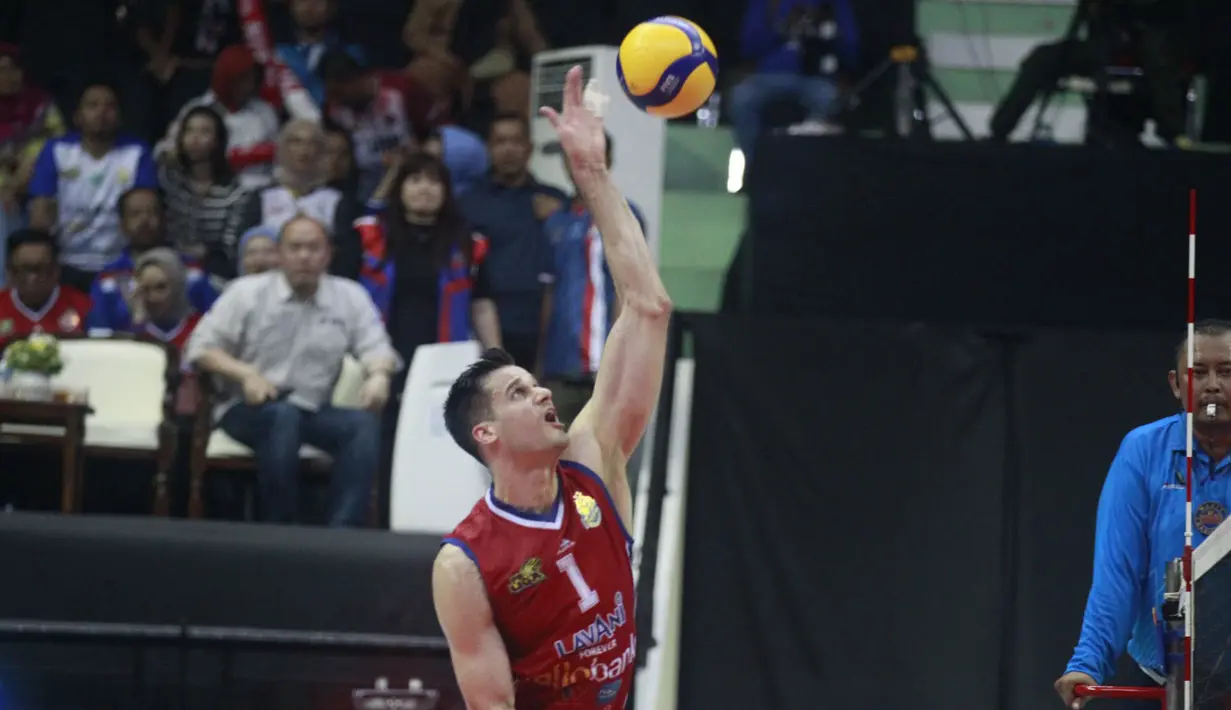 <p>Pemain Jakarta LavAni Allobank Electric, Renan Buiatti melepaskan spike saat menghadapi Palembang Bank SumselBabel pada laga terakhir putaran pertama final four PLN Mobile Proliga 2024 di GOR Bung Tomo Surabaya, Minggu (7/7/2024). Jakarta LavAni Allobank Electric menang 3-0 (25-11, 34-32, 25-17). (Dok. PBVSI)</p>