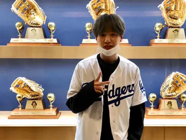 Salah satu member BTS, Suga terlihat mendatangi pertandingan baseball di Los Angeles,  Rabu (08/05/19) (Liputan6.com/twitter/Dodgers)