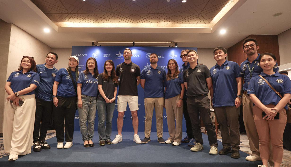 Saat itu Cahill memperkuat Chelsea dalam laga persahabatan melawan tim Indonesia All Stars. Tampak dalam foto, mantan bek tim Liga Premier Inggris, Chelsea, Gary Cahill (keenam kiri) berfoto bersama usai memberi keterangan kepada pewarta di Hotel Ascott, Sudirman, Jakarta, Sabtu (29/11/2025) sore WIB. (Bola.com/Abdul Aziz)