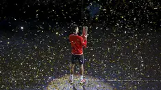 Petenis Serbia, Novak Djokovic, berpose dengan trofi juara setelah menang melawan petenis Prancis, Jo-Wilfried Tsonga, di turnamen tenis Shanghai Masters di Shanghai, Tiongkok, (18/10/2015). (Reuters/Aly Song)