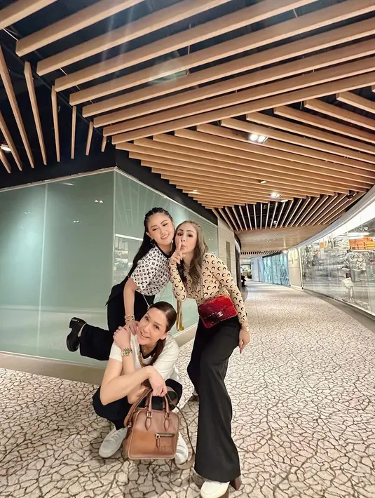 Terlihat lebih jenjang, Momo kenakan Horsebit Mule berwarna putih seharga Rp18jutaan [@therealmomogeisha]