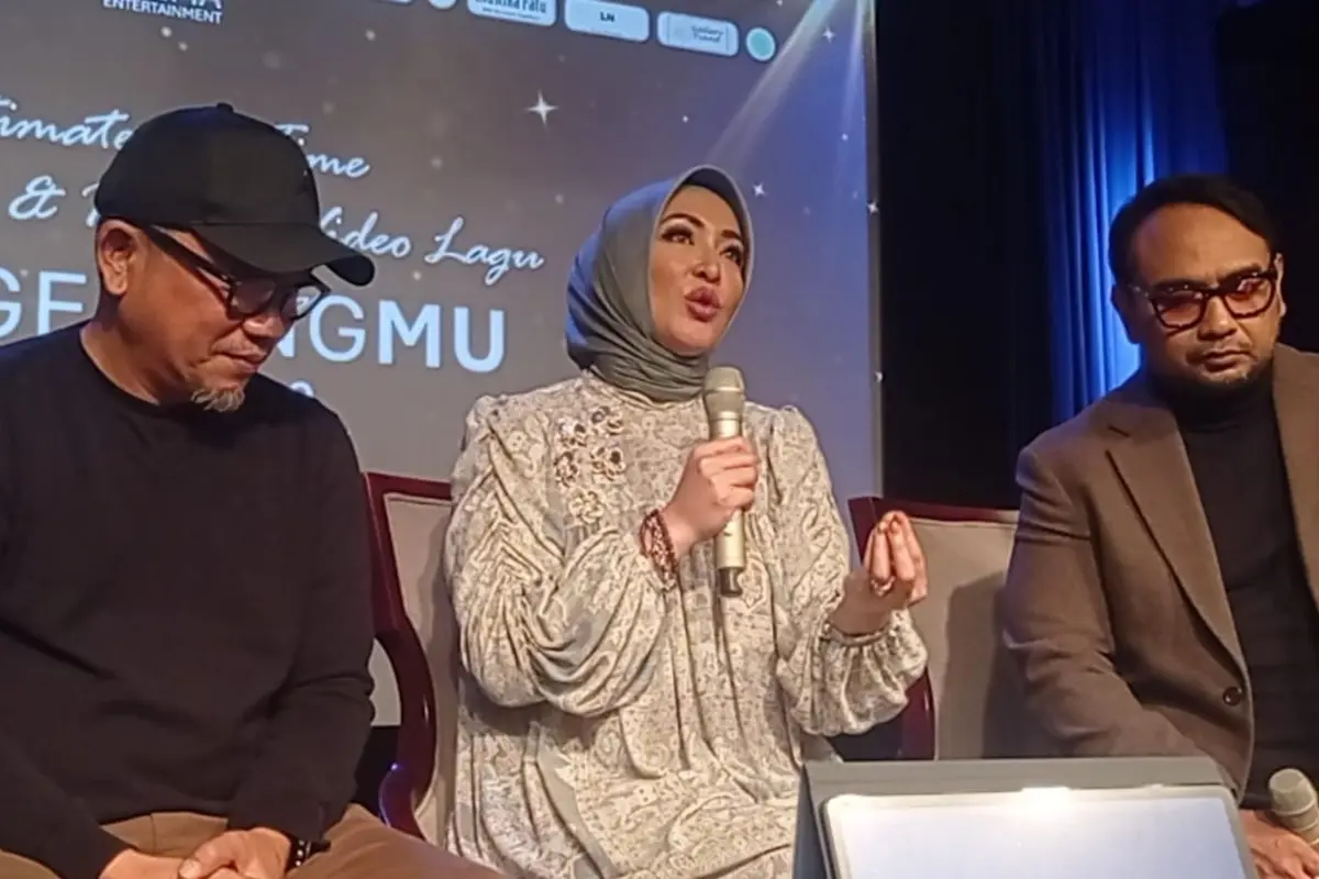 Angelina Sondakh mengenang mantan suaminya, Adjie Massaid, lewat sebuah karya musik.