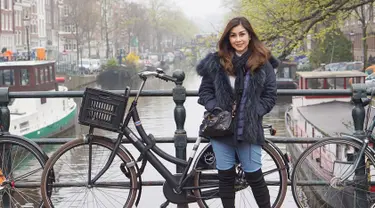 Gaya Nisya Ahmad saat berlibur di Amsterdam, Belanda pun tetap terlihat stylish. Ia memilih menggunakan jaket berwarna hitam yang dipadukan dengan syal serta tas dan sepatu berwarna senada. (Liputan6.com/IG/@nissyaa)