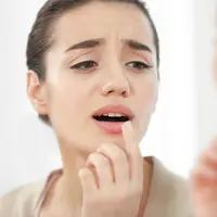 Ilusrasi kebiasaan mencabuti kuliit bibir/copyright shutterstock/Africa studio