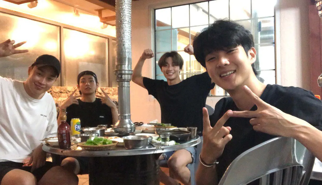 <p>V, Seo Joon, Woo Sik, dan Peakboy juga menikmati makan malam di sebuah restoran. (Liputan6.com/Twitter/@BTS_twt)</p>
