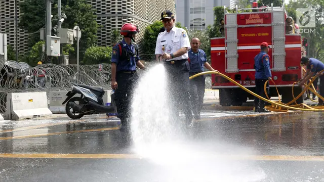 Anies Baswedan Bersihkan Residu Gas Air Mata