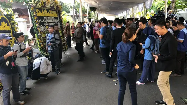 Suasana duka di rumah Presiden ketiga RI BJ Habibie di Patra Kuningan, Jakarta Selatan