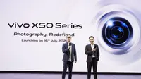 Peluncuran Vivo X50 series oleh Senior Brand Director Vivo Indonesia Edy Kusuma dan Product Manager Vivo Mobile Indonesia Hadie Mandala (Foto: Vivo Indonesia)