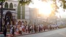 Suasana saat umat muslim melaksanakan salat Idul Adha 1442 H di Masjid Masjid Jami Al-Mubarok, Tangerang, Banten, Selasa (20/7/2021). Sebagian masjid melakukan pelaksanaan salat Idul Adha 1442 H, namun dengan protokol kesehatan yang ketat. (Liputan6.com/Angga Yuniar)