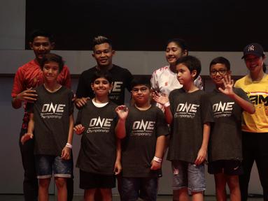 Sejumlah anak-anak berfoto dengan pengisi acara meets and greets ONE Championship dan Timnas Indonesia di Gandaria City Mall, Jakarta, Sabtu (25/1). ONE Championship dan PSSI bersinergi untuk pengembangan atlet di Tanah Air. (Bola.com/Yoppy Renato)
