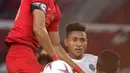Kapten Timnas Indonesia, Hansamu Yama Pranata berebut bola atas dengan pemain Timor Leste pada penyisihan grup B Piala AFF 2018 di Stadion GBK, Jakarta, Selasa (13/11). Indonesia unggul 3-1. (Liputan6.com/Helmi Fithriansyah)