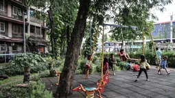 Anak-anak saat bermain di Ruang Publik Terpadu Ramah Anak (RPTRA) Benhil 2, Bendungan Hilir, Jakarta, Rabu (14/9/2022). Pemerintah Provinsi DKI Jakarta gencar membangun ruang publik di Ibu kota guna meningkatkan interaksi antarwarga dan sebagai destinasi hiburan alternatif. (merdeka.com/Iqbal S. Nugroho)