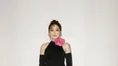 Salshabilla Adriani pakai halter dress berwarna hitam, dengan gloves panjang yang serasi. Dress yang dikenakannya memiliki attachment bunga berwarna pink di bagian leher dan high slit yang membuat penampilan kakinya menjadi lebih jenjang. [Foto: Instagram/salshabillaadr]