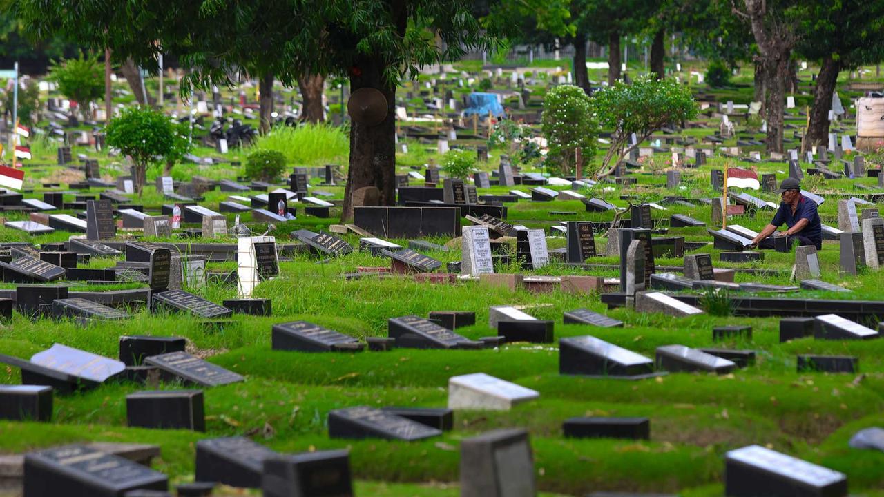 FOTO: Jakarta Krisis Makam: Warga Terpaksa Gunakan Sistem Tumpang