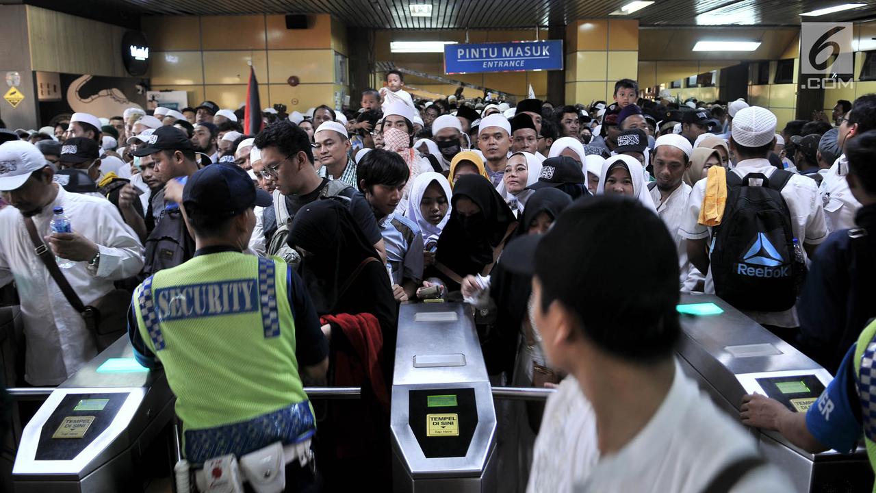 Stasiun Gondangdia Dipenuhi Massa Reuni 212