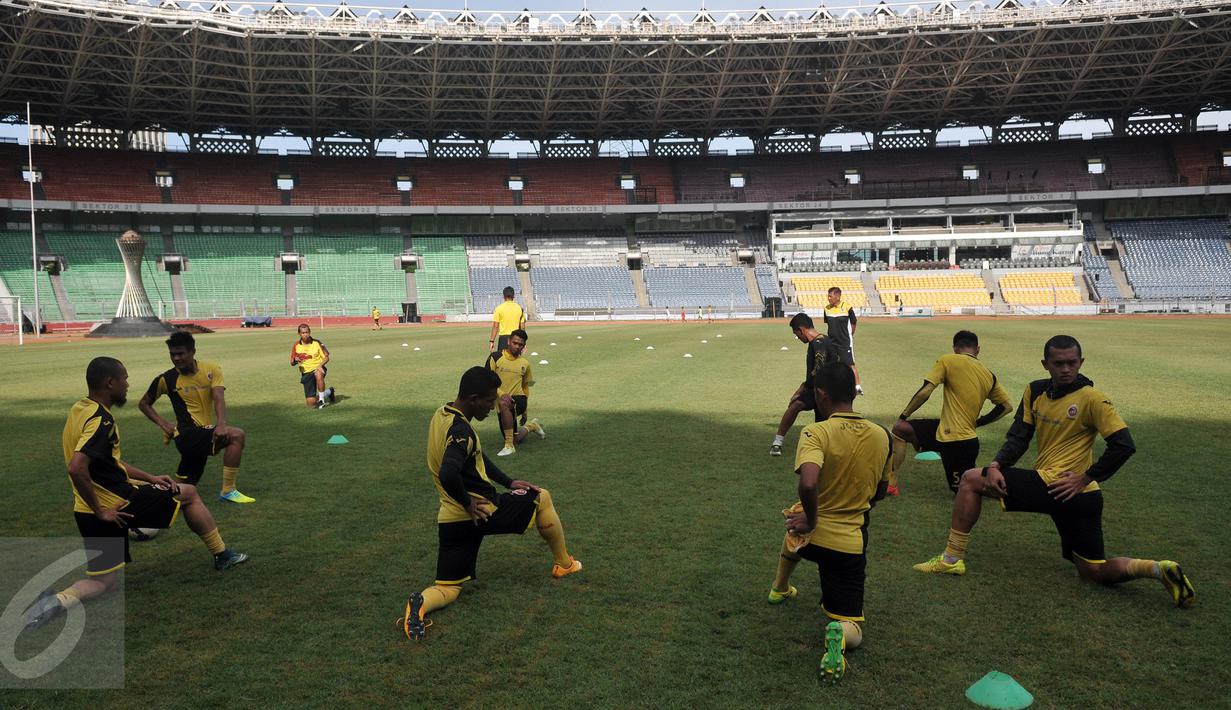 Pemain Sriwijaya FC menjalani latihan ringan di Lapangan Gelora Bung Karno Jakarta, Sabtu (2/4). Sesi latihan ini bertujuan untuk pemanasan dan pertandingan Semi Final piala Bhayangkara memperubatkan juara 3. (Liputan6.com/JohanTallo)