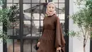 <p>Jadi cewek bumi, Dara kini mengenakan ruffle dress warna coklat yang dipadukan dengan hijab bermotif nuansa warna peach. (Instagram/ daraarafah).</p>