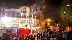 Petugas pemadam kebakaran mencoba mematikan api di kantor Kedubes Arab Saudi, Teheran, Iran, (2/1). Kebakaran terjadi karena kemarahan demonstran kepada kerajaan Arab Saudi yang mengeksekusi mati ulama Syiah, Syeik Nimr al-Nimr. (REUTERS / Mehdi Ghasemi)