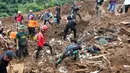 Tim SAR gabungan mencari korban yang tertimbun longsor akibat gempa berkekuatan magnitudo 5,6 di Cijendil, Kabupaten Cianjur, Jawa Barat, Rabu (23/11/2022). Puluhan warga di kawasan itu diperkirakan masih tertimbun longsor pascagempa yang mengguncang Cianjur pada 21 November 2022. (Liputan6.com/Herman Zakharia)