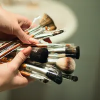 Jenis makeup brush yang wajib dibawa saat traveling (foto: Pexels/EVG Kowalievska)