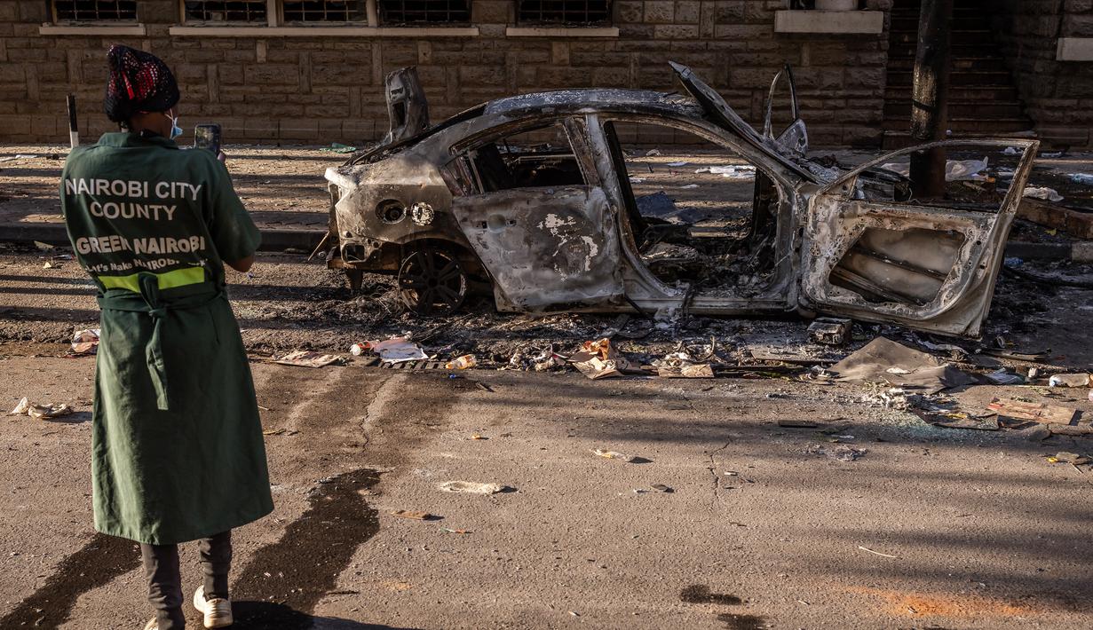 Warga Kenya berunjuk rasa memprotes rencana pemerintah yang akan menaikkan pajak, sementara krisis biaya hidup masih terus berlangsung. (LUIS TATO/AFP)