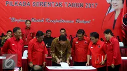 Basuki Tjahaja Purnama (Ahok) menandatangani kontrak politik dengan PDIP, Jakarta, Selasa (20/9).  PDIP resmi mengusung Ahok dan Djarot pada Pilgub DKI 2017. (Liputan6.com/Herman Zakharia)