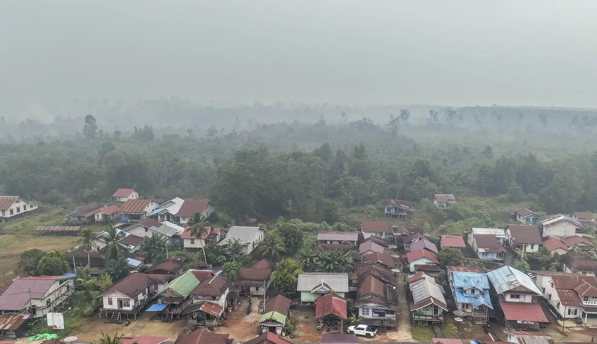 Gambar udara ini memperlihatkan kabut asap akibat kebakaran hutan yang menyelimuti Desa Lanjak di Kapuas Hulu, Kalimantan Barat, Jumat, 4 September 2026. (AFP/ Bay Ismoyo)