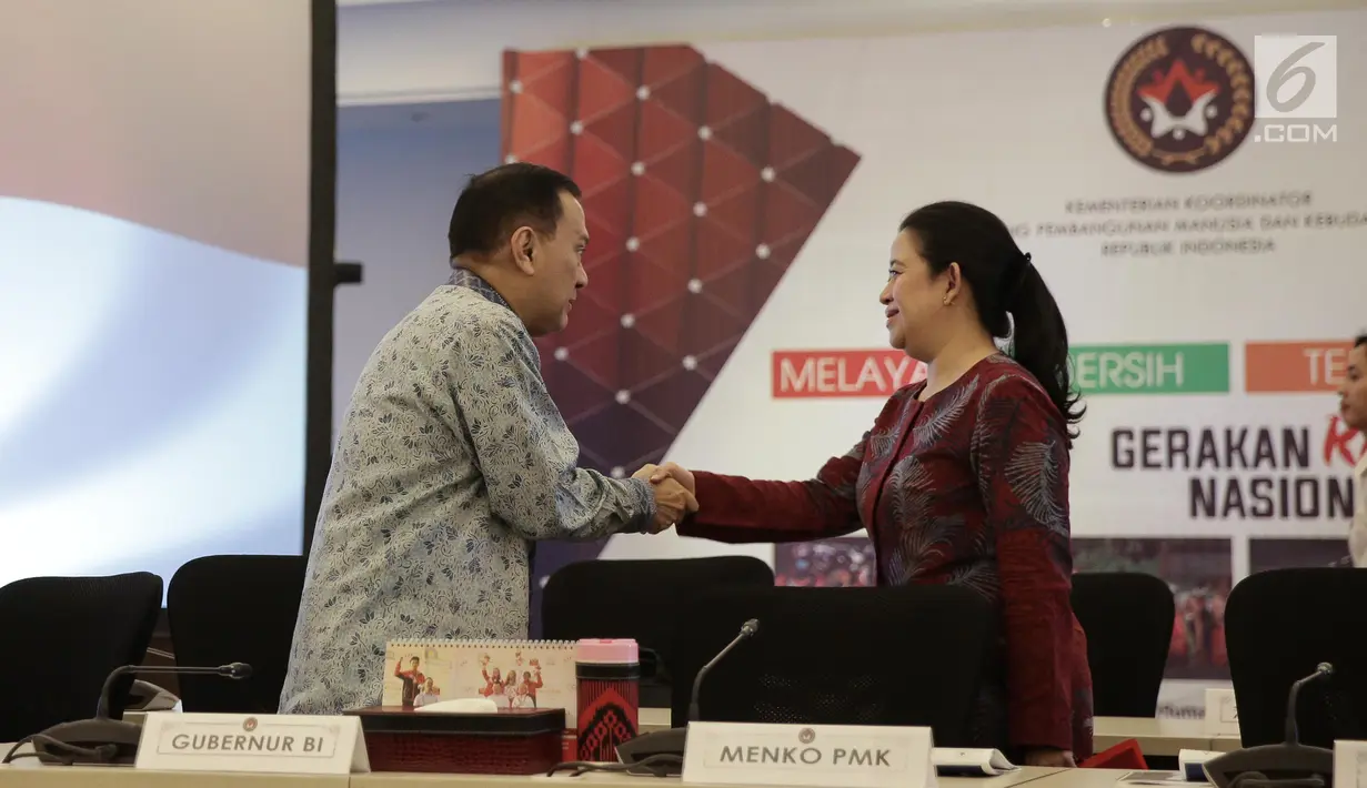 Menko PMK, Puan Maharani bersalaman dengan Gubernur BI, Agus Martowardojo sebelum rakor tingkat menteri, Jakarta, Selasa (20/6). Rapat membahas integrasi penyaluran subsidi energi dengan program kartu keluarga sejahtera. (Liputan6.com/Faizal Fanani)