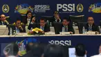 Plt Ketua Umum PSSI, Hinca Pandjaitan (tengah) mengetok palu tanda ditutupnya Kongres Luar Biasa PSSI di Jakarta, Rabu (3/8). Kongres menetapkan enam agenda utama pada Kongres Luar Biasa PSSI mendatang. (Liputan6.com/Helmi Fithriansyah)