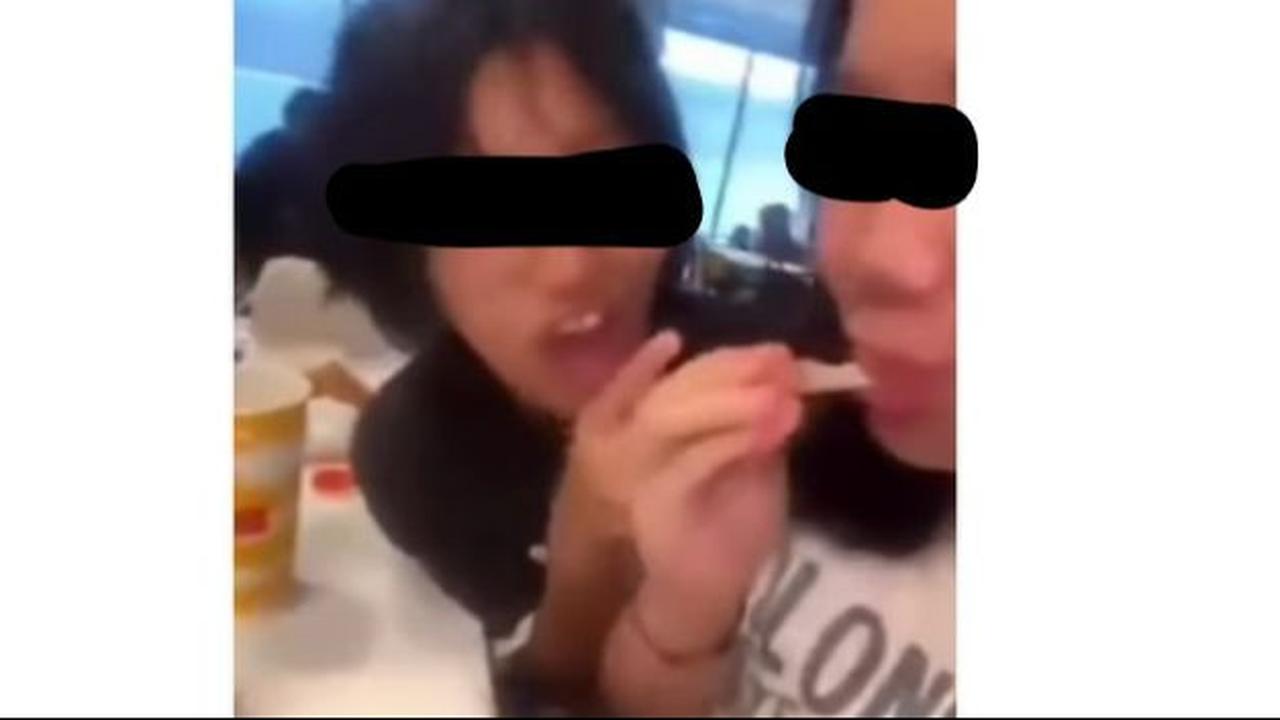 "Ini daging anak Palestina" kata seorang remaja lain.<br><br>