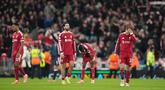 Ekspresi kecewa para pemain Liverpool setelah kalah 1-4 dari PSV dalam laga Liga Champions 2025/2026 di Anfield, Liverpool, Rabu (26/11/2025) waktu setempat. (AP Photo/Jon Super)