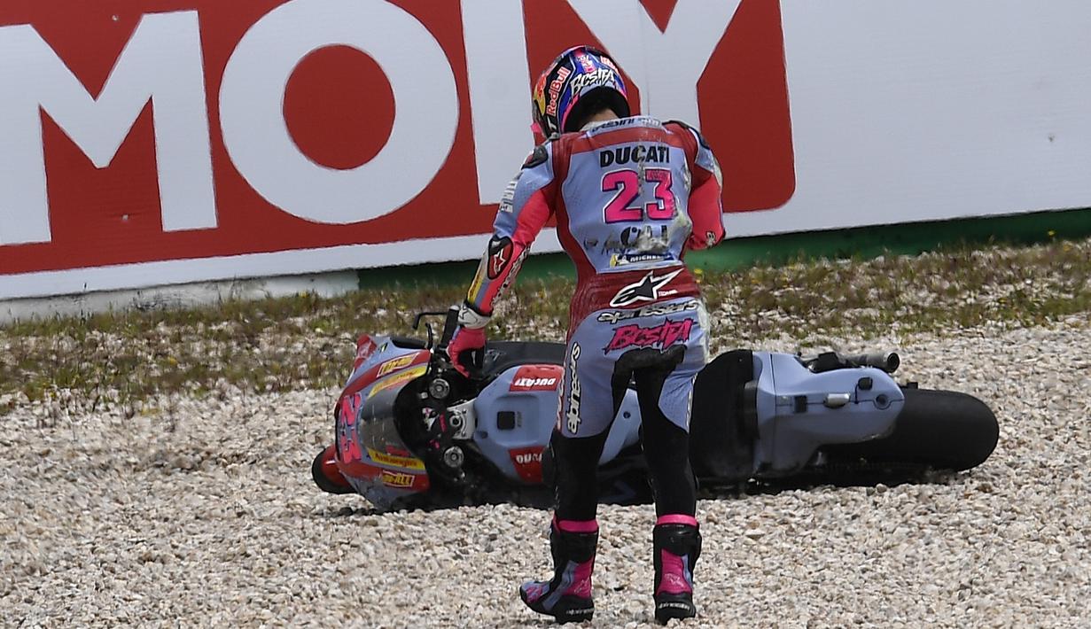 <p>Sementara itu kekecewaan harus didapat sang pimpinan klasemen, Enea Bastianini. Pembalap yang sudah menang dua kali di MotoGP 2022 ini harus mengalami kecelakaan ketika balapan tersisa 16 lap lagi. (AP Photo/Jose Breton)</p>