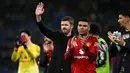 Pelatih interim Manchester United asal Inggris, Michael Carrick, menyapa para penggemar setelah pertandingan pekan ke-27 Liga Primer Inggris 2025/2026 melawan Everton di Stadion Hill Dickinson, Liverpool, barat laut Inggris, Senin 23 Februari 2026 waktu setempat atau Selasa 24 Februari 2026 dini hari WIB. (Paul ELLIS/AFP)