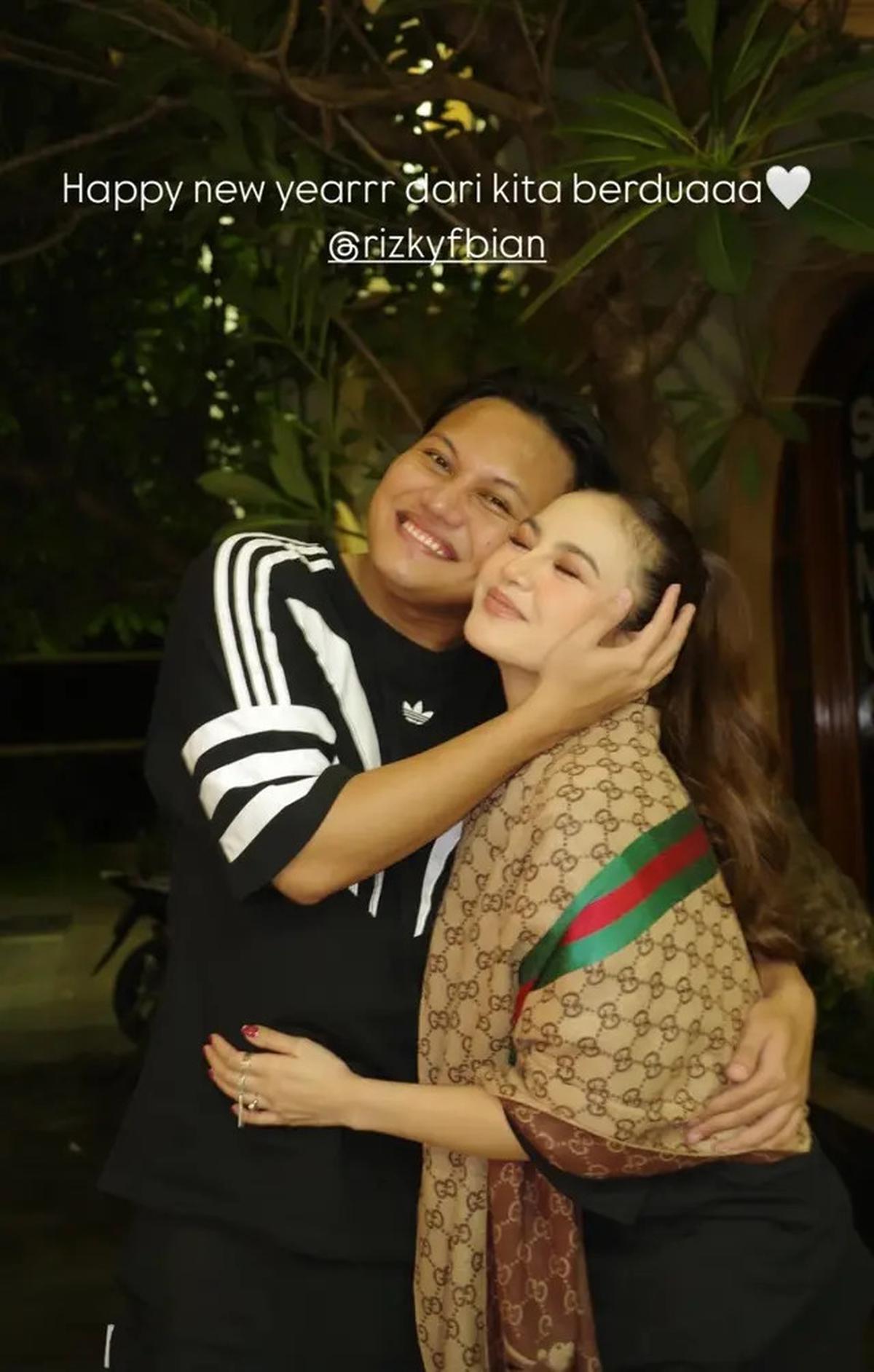 10 Artis Rasakan Tahun Baru 2025 Perdana Sebagai Pasutri, Terbaru Delia Septianti
