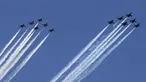 Skuadron jet tempur Blue Angels dari Angkatan Laut dan Thunderbirds dari Angkatan Udara Amerika Serikat bermanuver di langit Kota New York, Selasa (28/4/2020). Aksi tersebut sebagai bentuk penghormatan untuk petugas medis yang tengah berjuang melawan virus corona COVID-19. (AP Photo/Kathy Willens)
