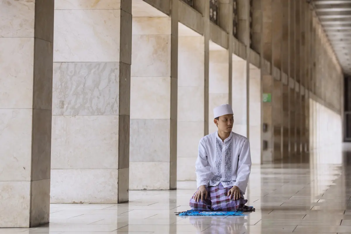 Viral Video Pria Salat dengan Keterbatasan Fisik