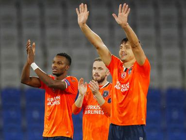 Para pemain Istanbul Basaksehir merayakan kemenangan atas Manchester United pada laga Liga Champions di Stadion Fatih Terim, Kamis (5/11/2021). MU takluk dengan skor 2-1. (AP Photo)
