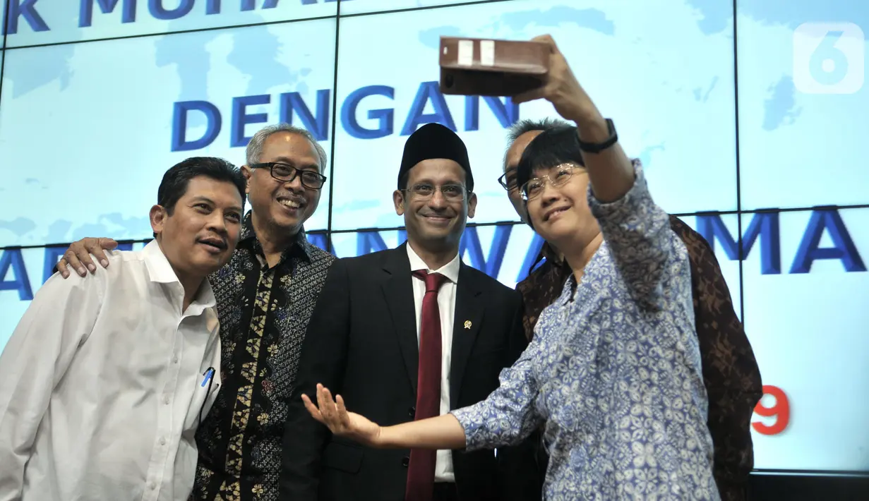 Menteri Pendidikan dan Kebudayaan (Mendikbud) Nadiem Makarim berswafoto dalam acara lepas sambut di Gedung Kemendikbud, Jakarta, Rabu (23/10/2019). Nadiem Makarim menggantikan Muhadjir Effendi yang sebelumnya menjabat sebagai Mendikbud (merdeka.com/Iqbal Nugroho)