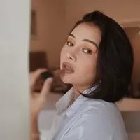 Potongan rambut bob sempat dijajal Mutia Ayu. Gaya rambut ini cocok bagi kamu yang memiliki wajah oval. Dengan potongan rambut yang mengikuti wajah, akan mempertegas bentuk wajah. (instagram/mutia_aayu)