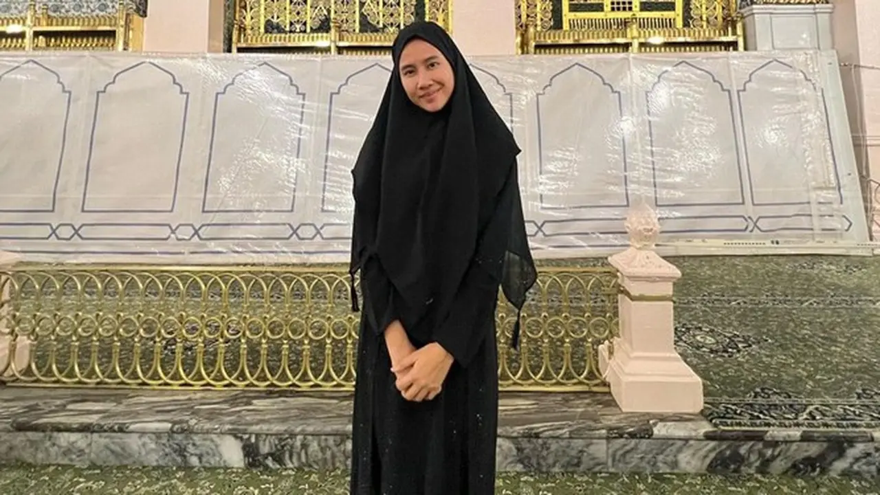 7 Potret Shenina Cinnamon Jalani Ibadah Umroh, Penampilan Berhijab Curi Perhatian